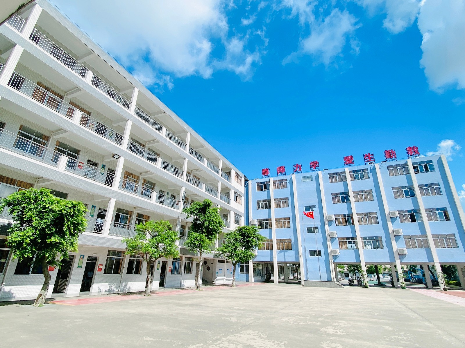 学校后操场.jpg